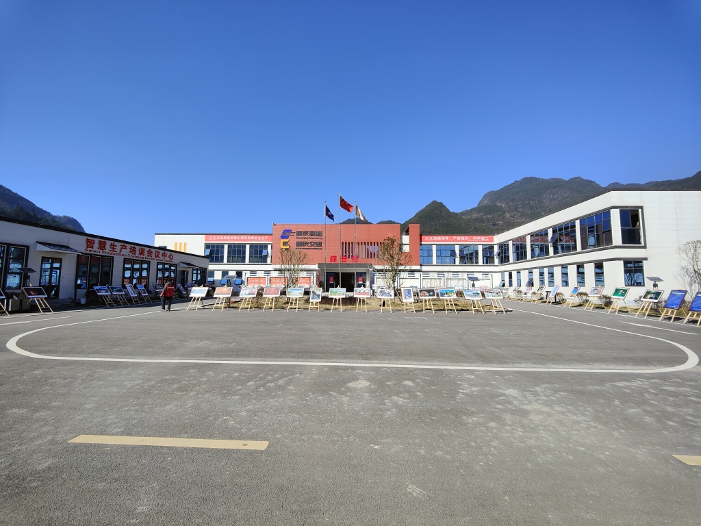 2022年11月14日，，重庆大发500公路建设史上摄影展首次走进建设工地——巫云开公司组织“贯彻落实党的二十大精神 起劲开创巫云开建设新时势——巫云开大发500摄影巡展”。。。。。。 (1)