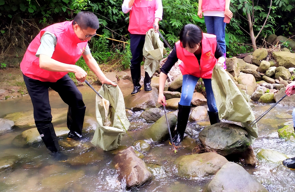 5.27日，，，，，为了提倡“人与自然协调共生”，，，，，天城治理中心党支部与天城镇诗仙社区党支部开展共建活动，，，，，组织青年党员自愿者前往万州区天城镇永生河流域周围整理 ( (5)
